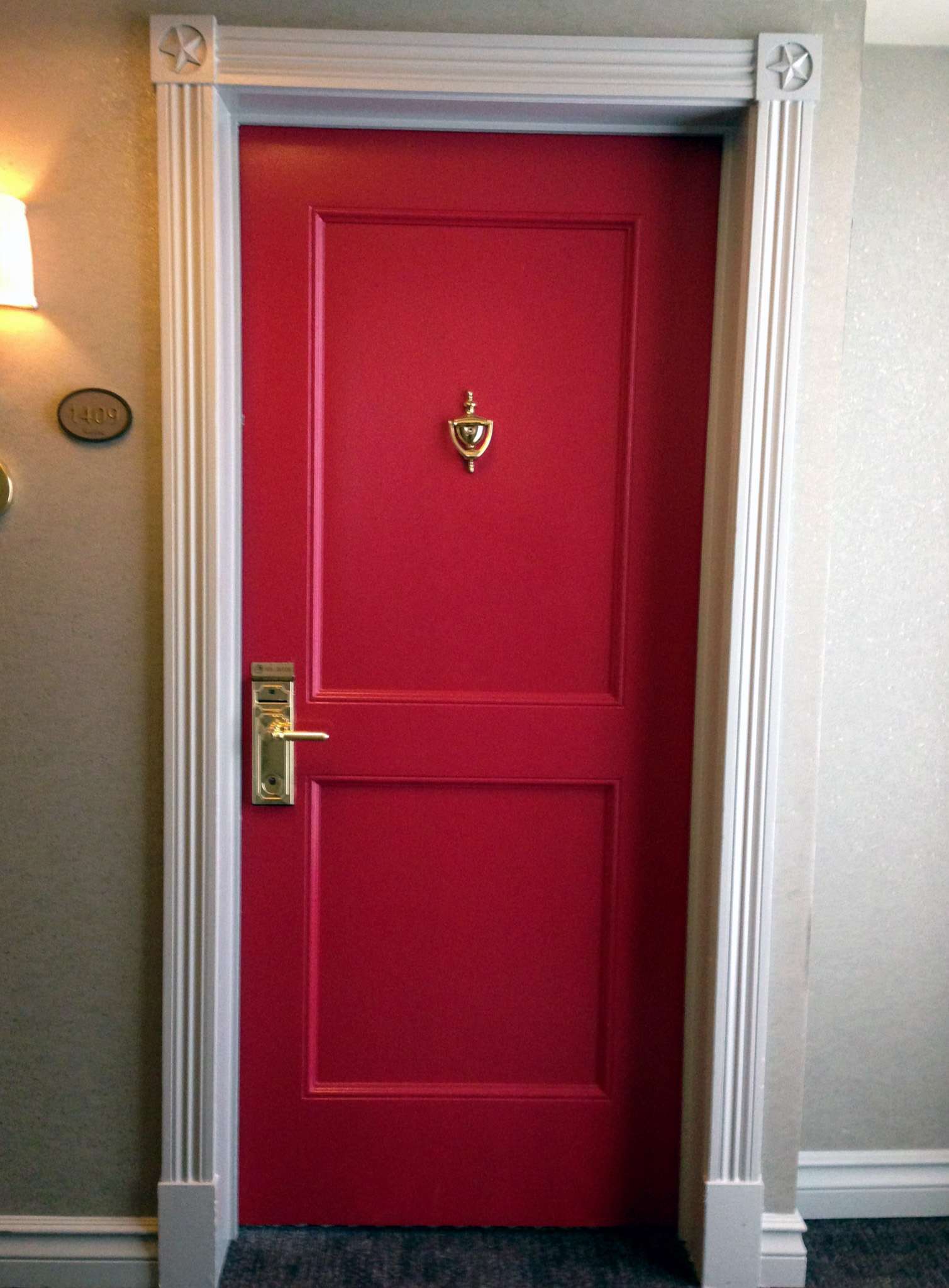 Как открыть красную дверь. Красная входная дверь в квартиру. Красная входная дверь в интерьере квартиры. Дверь в отеле. Бордовая дверь.