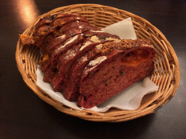 pandemic dining etiquette | bread basket with fresh bread