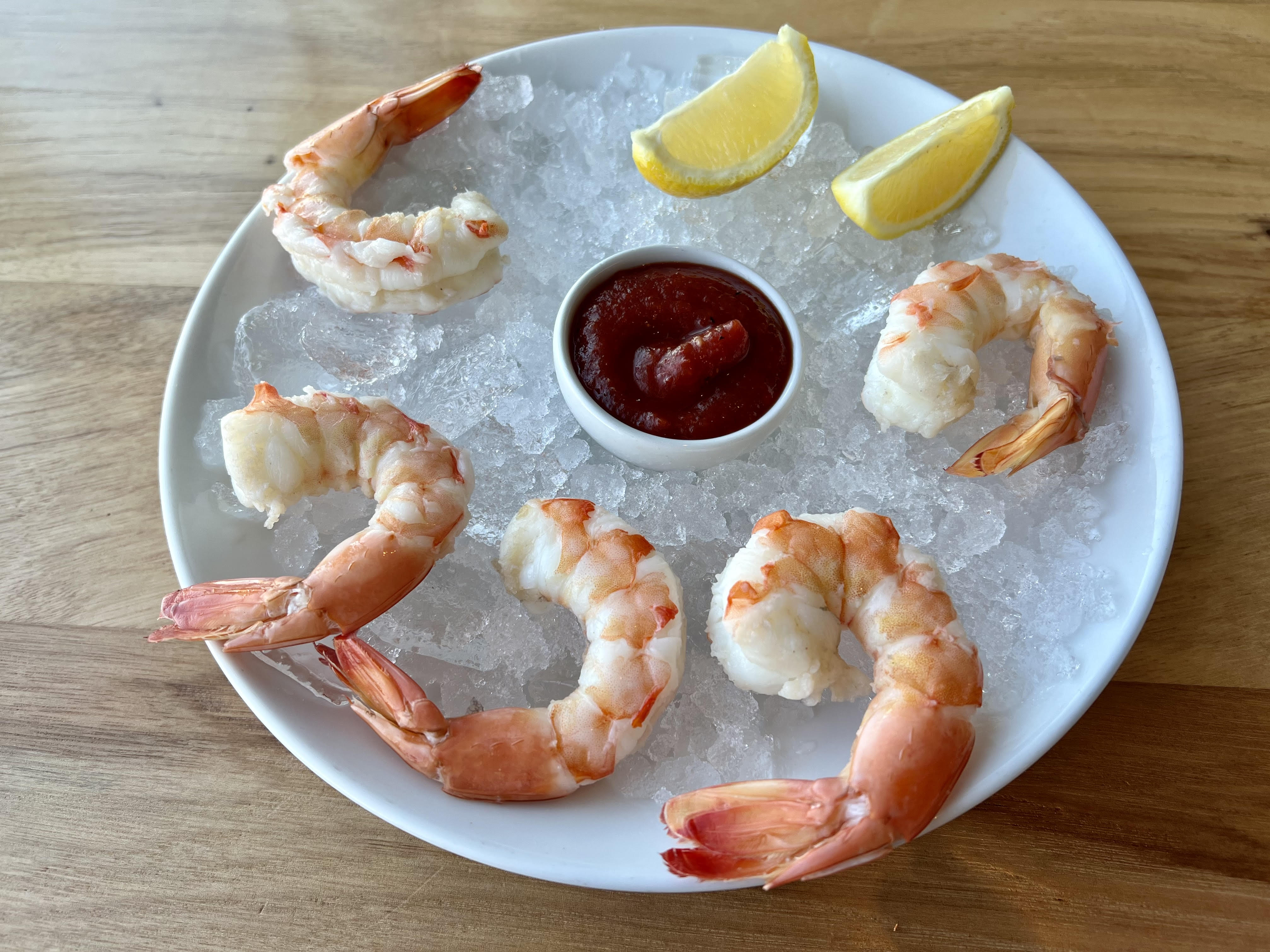 how to eat shrimp | shrimp cocktail over ice on a plate