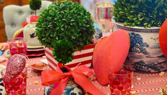 Valentine’s Day table Decorations with topiary and hearts, blue and white